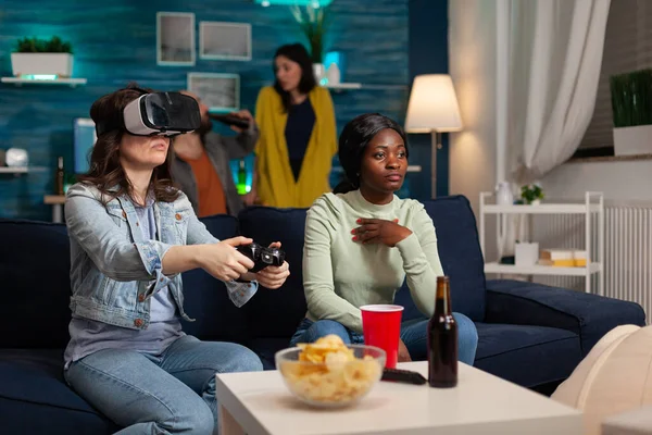 Gemengde race vrienden met online virtuele games concurrentie — Stockfoto