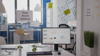 Boş modern iş bürolarında sosyal uzaklık tabelaları ve posterleri sakla
