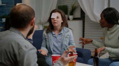 Karma ırk arkadaşları eğlence partisinde sosyalleşiyorlar. Bil bakalım kim oynuyor?