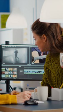 Video projesinin film görüntülerini ayarlamasını tartışan meslektaşlar