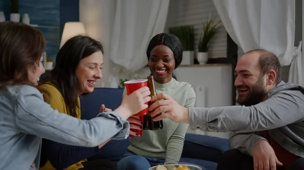 非洲裔美国女人和她的朋友拿着啤酒瓶聊天 — 图库照片