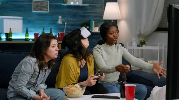 Чорна жінка відчуває гарнітуру віртуальної реальності, яка виграє відеоігри — стокове фото
