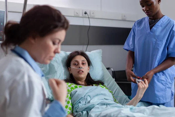 病気の女性のフォントビューでベッドで休む鼻酸素チューブ — ストック写真
