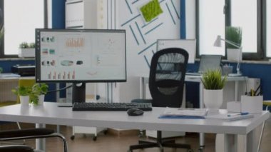 Engelliler için tekerlekli sandalyesi olan boş mali ofis odası