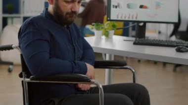 Kameraya bakan engelli genç adam üzgün.
