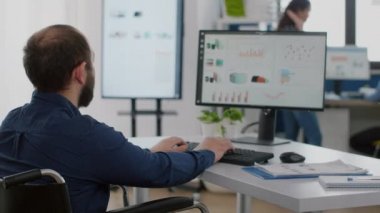 Bilgisayarda yazan engelli girişimci