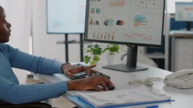 Bilgisayarda yazan siyahi felçli kadın girişimciyi kapatın