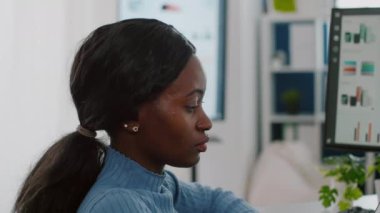 Aynı anda bilgisayar ve tablet kullanan Afrikalı geçersiz yönetici kadın