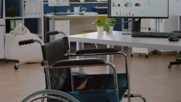 Rollstuhl für behinderte Mitarbeiter steht unmodern leer — Stockvideo