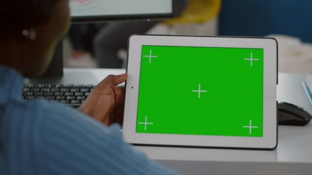 Nærme en africanisk arbeider som ikke sitter i rullestol og ser på tabletter med pynteskjerm – stockvideo