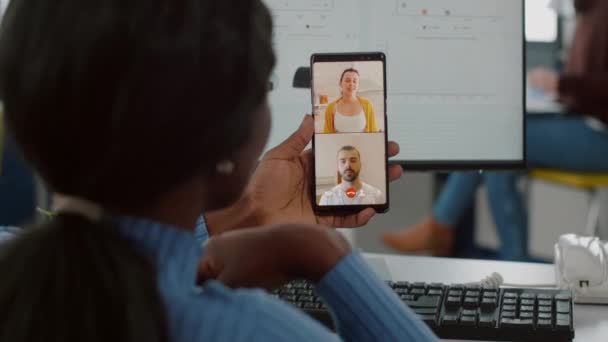 Minusválidos mánager africano inválido hablando en videocall con amigos — Vídeos de Stock