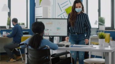 Tıbbi maskeli bir şirket yöneticisi projeyi açıklıyor