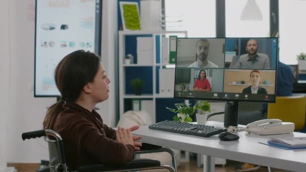 Іммобілізована менеджерка жінка розмовляє онлайн з віддаленим колегою — стокове відео