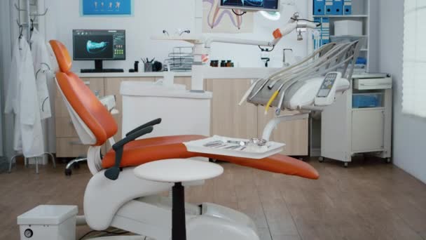 Interiér moderně vybavené zubní ordinace s rentgenem na monitorech — Stock video