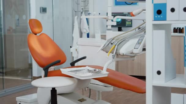 Revelando tiro da cadeira do stomatologist com ninguém dentro — Vídeo de Stock