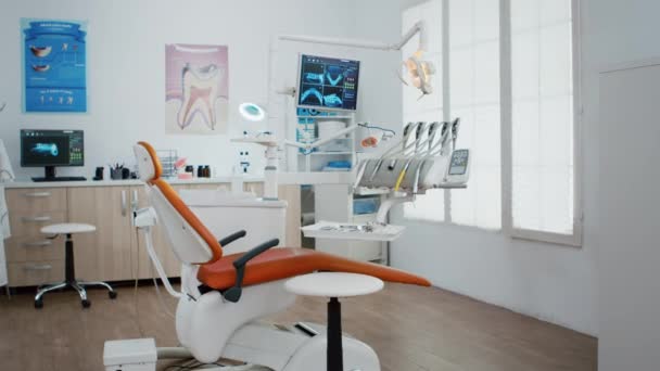 Interieur tandarts stomatologie orthodontisch kantoor met tanden radiografie op monitor. — Stockvideo