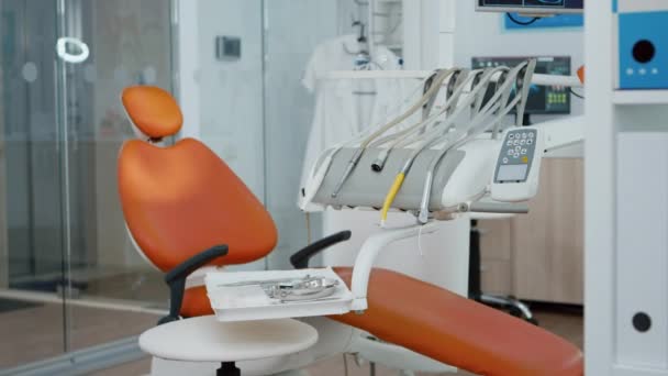 Close up of dental chiar in empty dentist stomatology hospital office with nobody in it — Stock Video