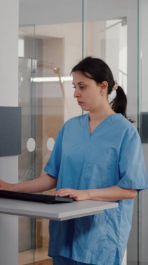 Bilgisayarda tıbbi uzmanlık yazma asistanının ön görünümü