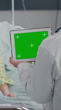 Pratisyen hekim kadın hastayla yatakta tartışıyor.