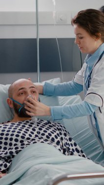 Tıbbi ekip, acil solunum sırasında hasta adamın kalp atışlarını izliyor.