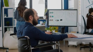 Etkisiz hale getirilmiş yönetici grafikleri analiz ediyor ve bilgisayarda yazıyor