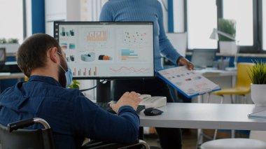 Bilgisayar masaüstünü kullanan çeşitli iş adamları, yeni bir başlangıç fikri gösteriyorlar