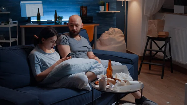Сумна розчарована пара сидить на дивані, стрес нещасна дружина стає агресивною — стокове фото