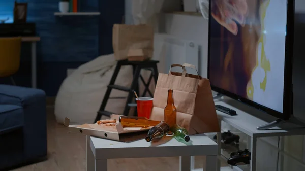 Fechar a mesa com comida e bebida sobrando na mesa de miséria — Fotografia de Stock