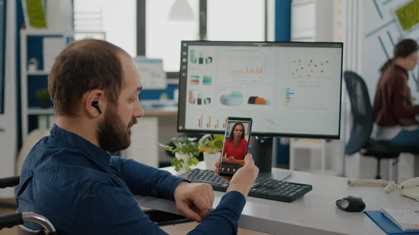 Freelancer with disabilities talking on videocall with remotely woman partner — Stock Photo, Image