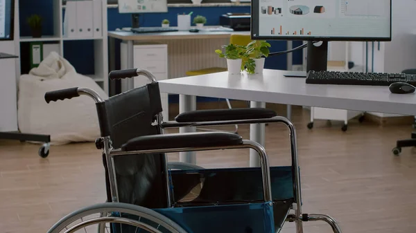 Cadeira de rodas para trabalhadores deficientes colocados no moderno espaço de trabalho vazio — Fotografia de Stock