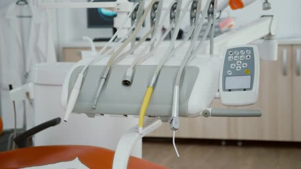 Fermez les instruments dentaires de dentisterie médicale dans le bureau lumineux orthodontique stomatolog moderne — Video