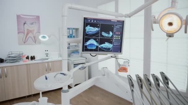Estomatologia vazia sala de escritório ortodôntico equipado com ferramentas odontológicas profissionais — Vídeo de Stock
