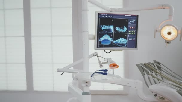 Κενό στοματολογικό ορθοδοντικό γραφείο με κανέναν σε αυτό αποκαλύπτοντας οθόνη με τα δόντια διάγνωση ακτινογραφία — Αρχείο Βίντεο