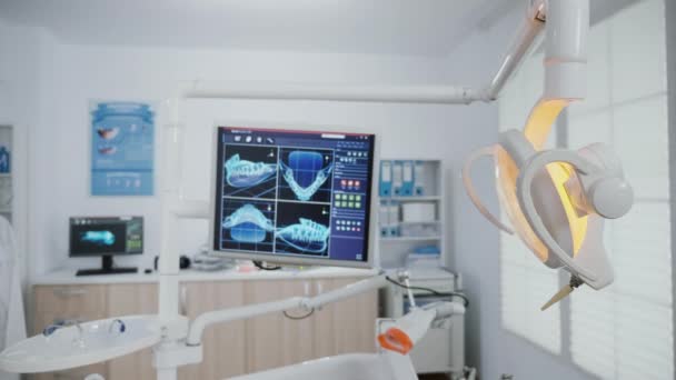 Gros plan de stomatologie images de rayons X sur moniteur révélant un traitement de soins dentaires. — Video