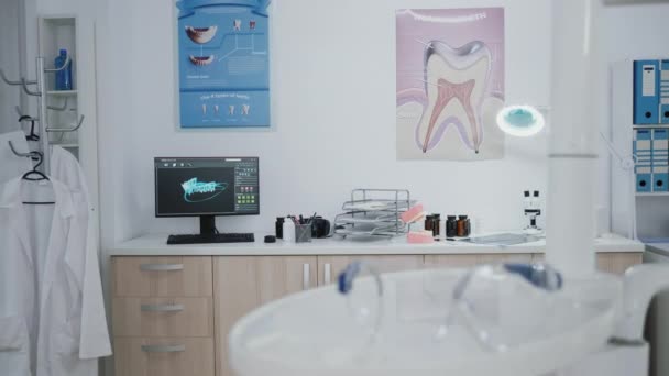 Κενό ορθοδοντικό στοματολογικό γραφείο έτοιμο για οδοντοθεραπεία — Αρχείο Βίντεο