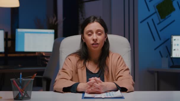 Pov de mujer de negocios agotada hablando con el equipo de negocios remoto — Vídeos de Stock