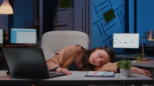 Zakenvrouw slapen tijdens het werken bij boekhoudkundige statistieken in het kantoor van het bedrijf — Stockvideo