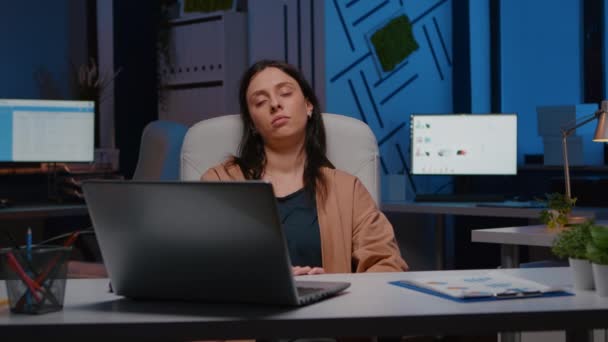 疲れは、机の椅子の上にスタートアップ企業のオフィスで寝ているビジネスマンの女性を過労. — ストック動画