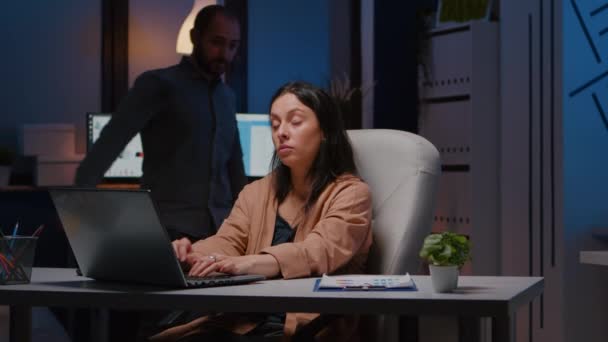Överarbetad utmattad affärskvinna arbetar i start office kontroll management strategi — Stockvideo