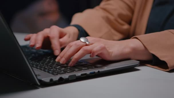 Close-up of businesswoman hands sitting at desk table in business company — Stock Video