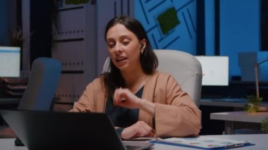 Girişimci kadın, pazarlama toplantısı planlayan iş arkadaşlarıyla sohbet ediyor.