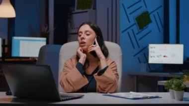 Hüsrana uğramış yönetici şirket girişimcisiyle pazarlama stratejisi görüşmeleri