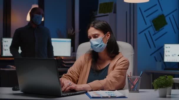 Empresaria adicta al trabajo con mascarilla facial contra covid19 trabajando en startup office — Vídeo de stock