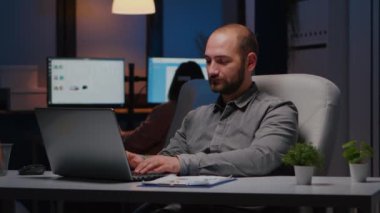 Dizüstü bilgisayar planlama finansal stratejisinde çalışan iş adamının portresi