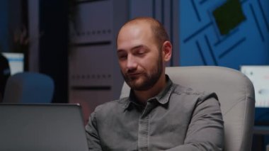 Finansal strateji yazan bitkin işkolik adam yöneticisinin portresi