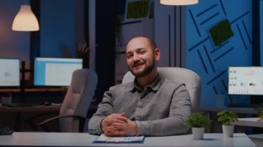 İşadamı Pov şirket webinar video çağrısı sırasında pazarlama projesini açıklıyor