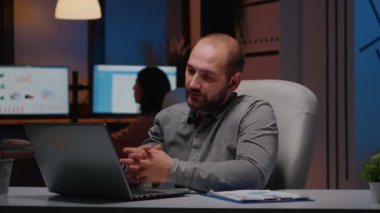 Şirket toplantısı sırasında kulaklık takan bir iş adamı.