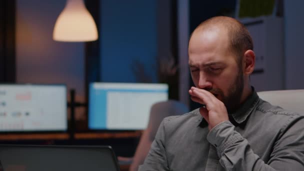 Homem de negócios sonolento trabalhando horas extras na gestão projeto prazo corporativo — Vídeo de Stock