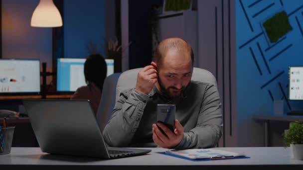 Empreendedor homem conversando com a empresa de trabalho em equipe na reunião de gerenciamento de planejamento de telefone — Vídeo de Stock
