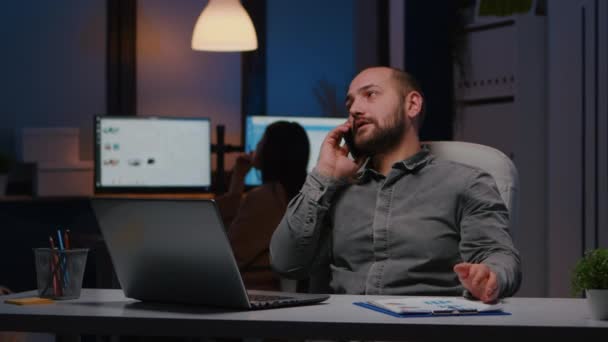 Gestresster wütender Geschäftsmann sitzt am Schreibtisch und diskutiert Unternehmensproblem — Stockvideo